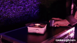 Uplighting met buizen als verlenging in een ruimte met allemaal dj apparatuur. Makeagif.com