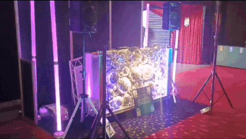 Camera draait om een dj meubel met allemaal discoballen erop heen