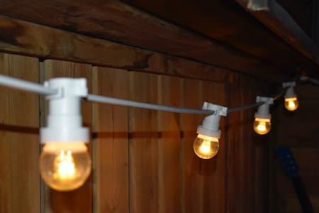 Witte lichtslang met lampjes langs lambrisering